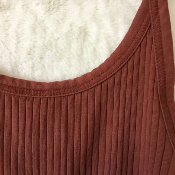 Old Navy Maroon Cropped Rib-Knit Cami Top - Picture 3 of 10